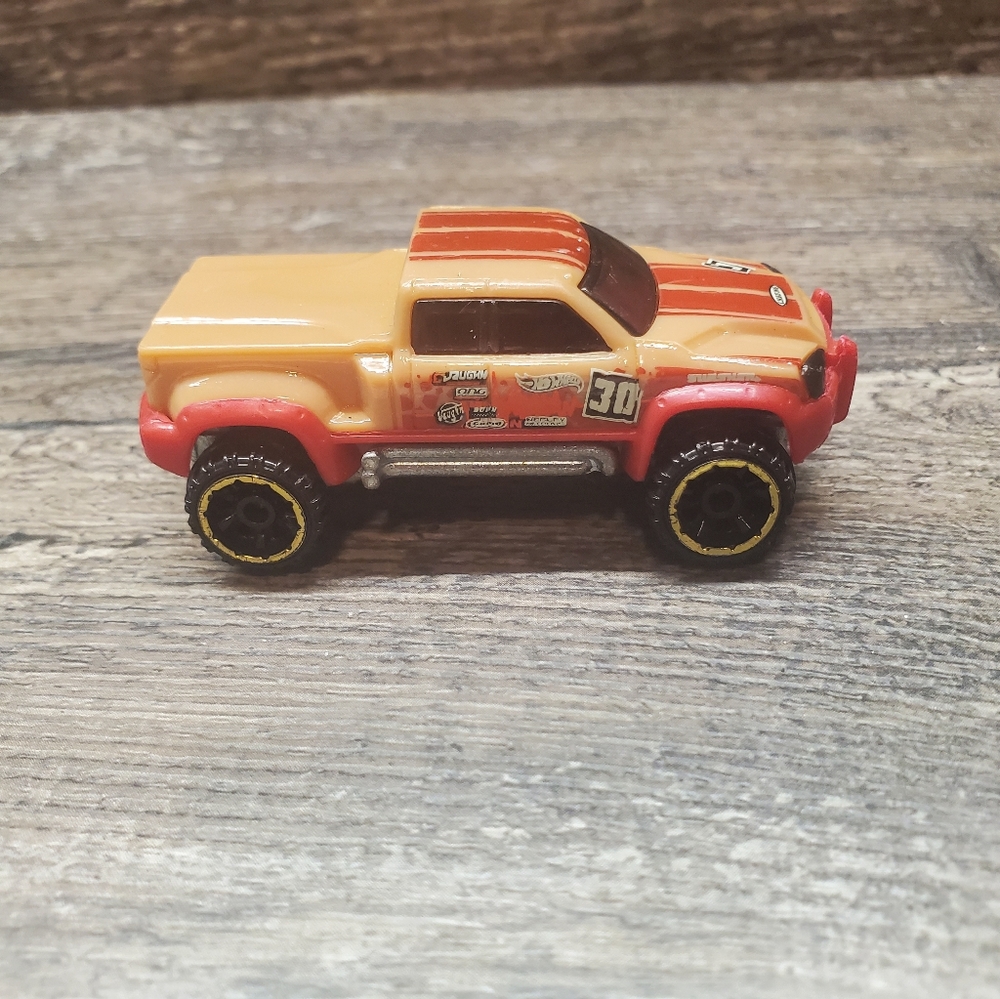 Vtg Hot Wheels Thrill Racers Earthquake Mega Duty Pickup Truck Tan Die Cast 2001